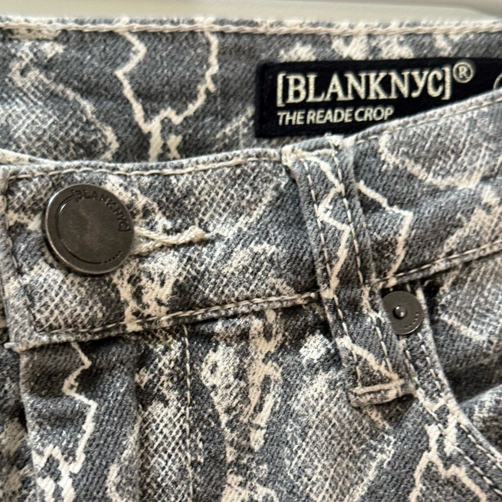 blankNYC Reade Crop Snake Jeans Size 27 Like New - Picture 3 of 6